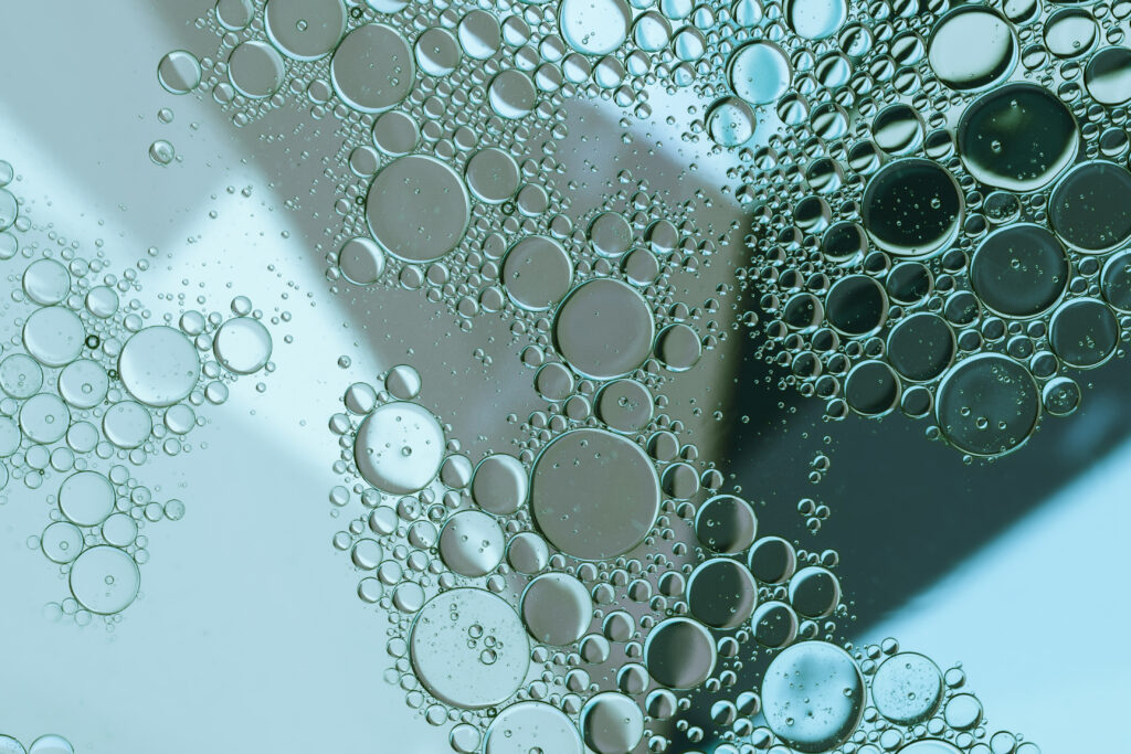 Een illustratie van enzymatische reiniging in actie: enzymen breken vuil- en geurmoleculen af, met focus op duurzaamheid en milieuvriendelijkheid.