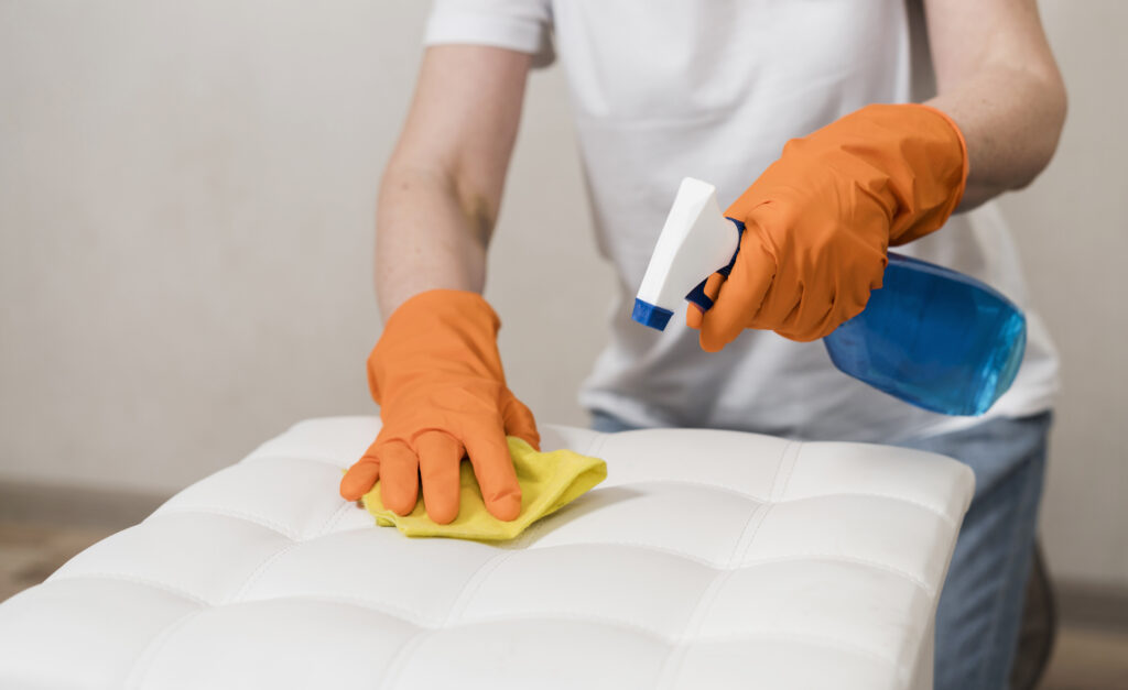 Een afbeelding van een matras dat wordt gereinigd met Ecodor UF2000. De spray wordt weergegeven als het verwijderen van urineresten van het oppervlak.
