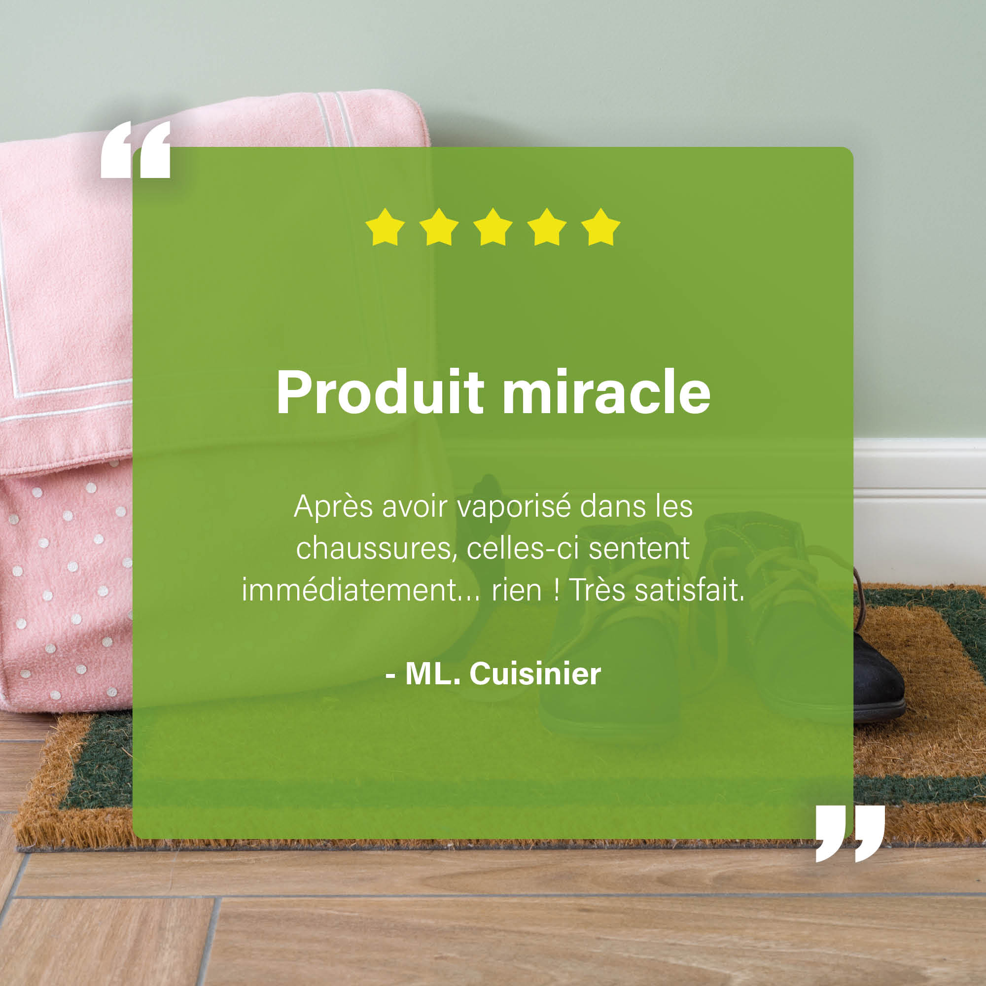 Reviewafbeelding met een deurmat, schoenen en een groene overlay met vijf sterren en een klantbeoordeling over EcoFeet zweetgeurverwijderaar.